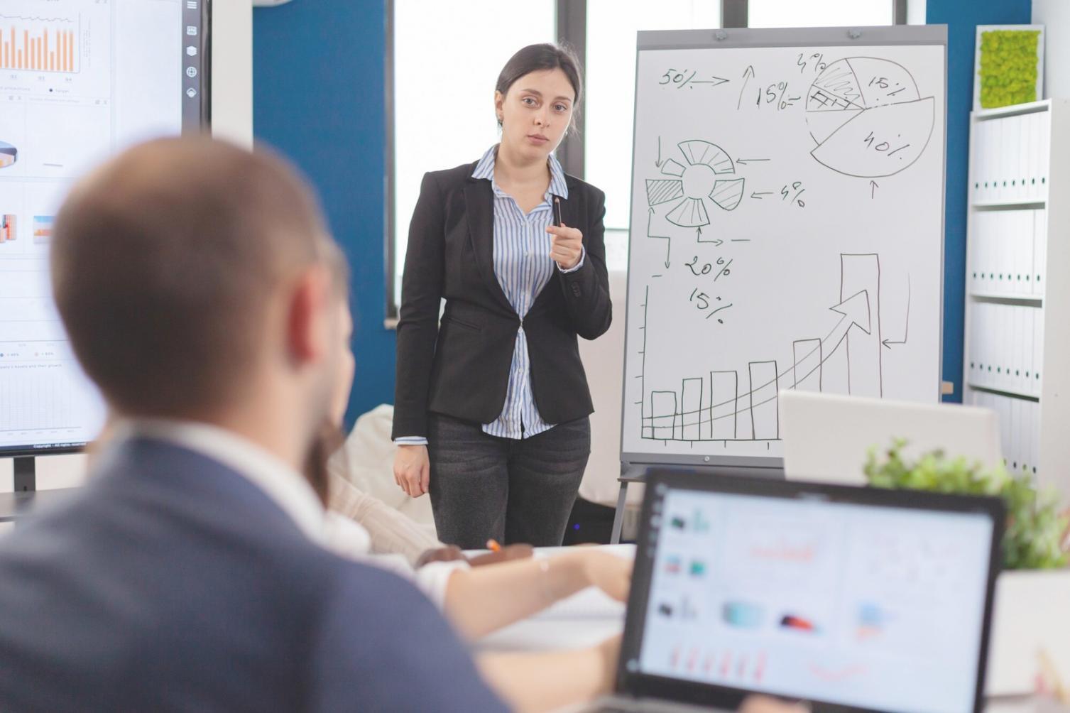 Professioneller Workshop-Raum mit Finanzmodellierung am Bildschirm
