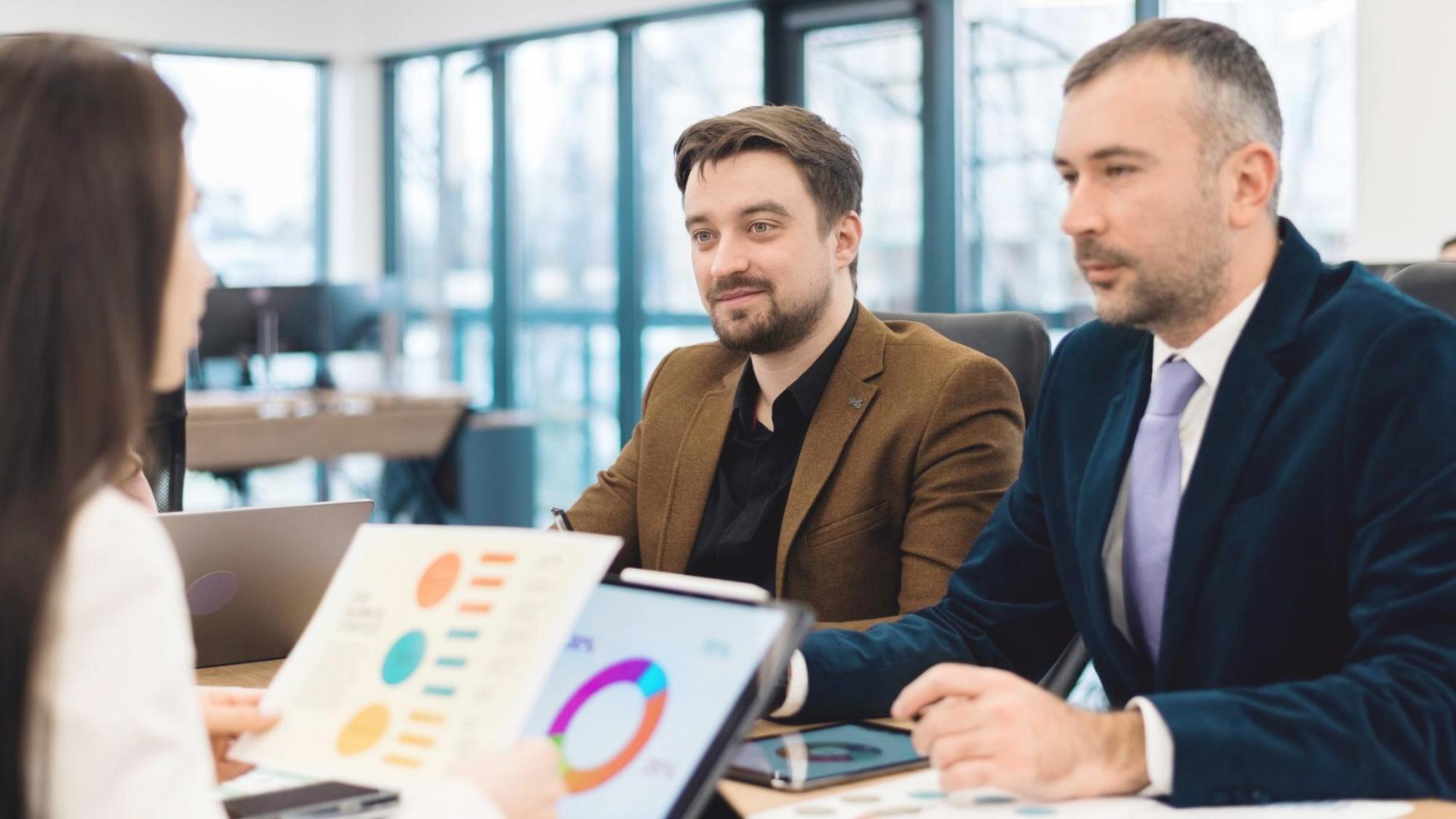 Arbeitsplatz mit Finanzmodellen und Analysen