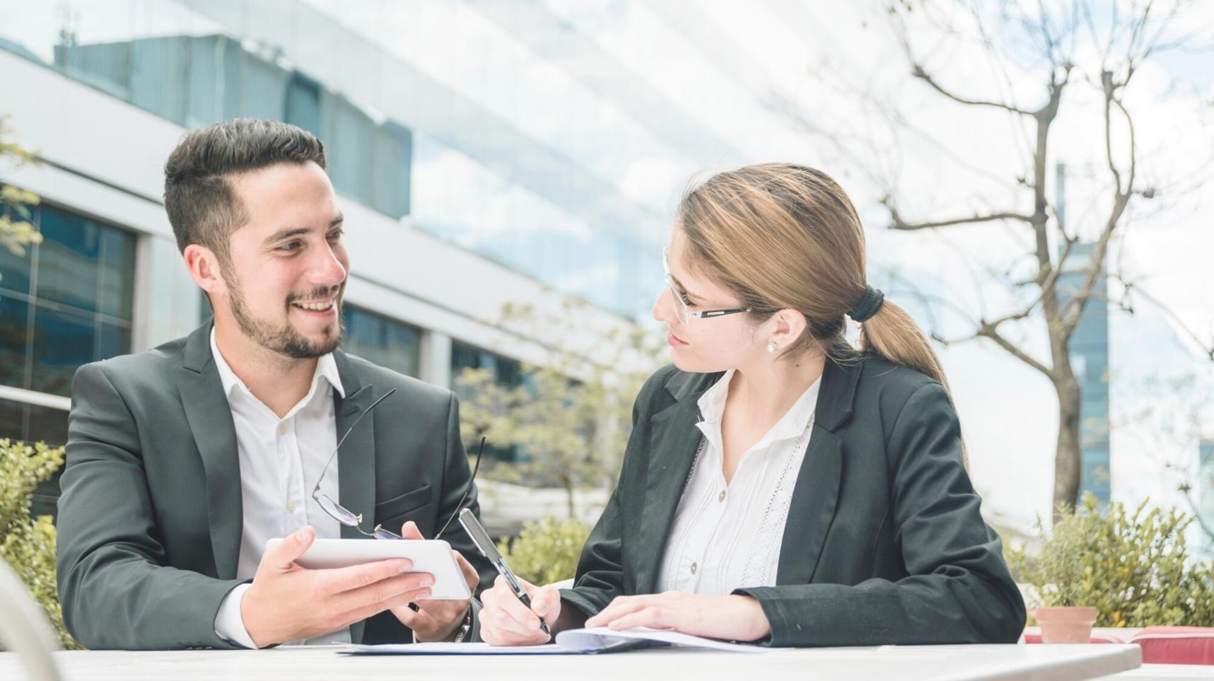 Modernes Büro mit Arbeitsplätzen für Finanzanalyse